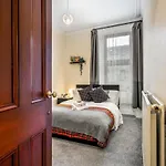 Cheerful 1 Bedroom Homely Apartment, Sleeps 4 Guest Comfy, 1 X Double Bed, 1 X Sofa Bed, Parking, Free Wifi, Suitable For Business, Leisure Guest,Glasgow, Glasgow West End, Near City Centre