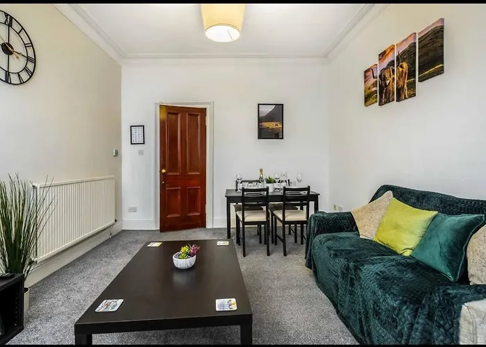 Cheerful 1 Bedroom Homely Apartment, Sleeps 4 Guest Comfy, 1 X Double Bed, 1 X Sofa Bed, Parking, Free Wifi, Suitable For Business, Leisure Guest,Glasgow, Glasgow West End, Near City Centre